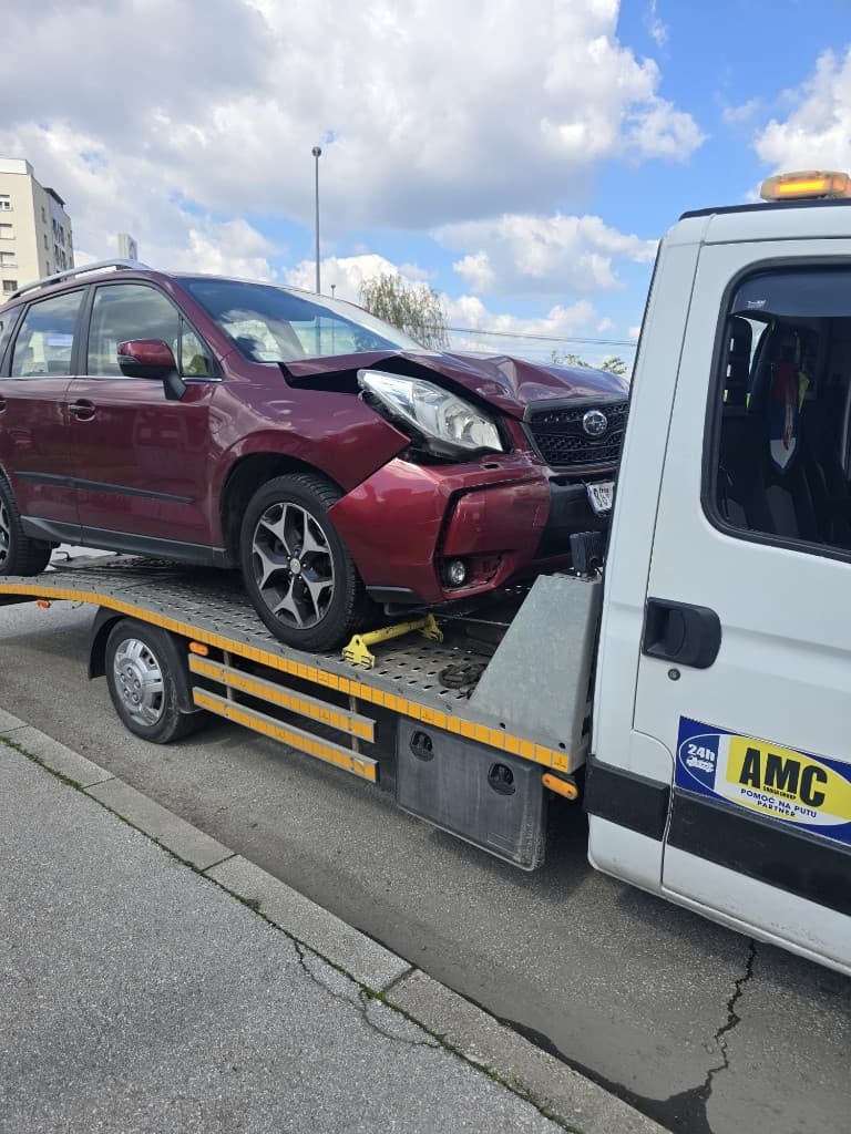 Prevoz havarisanog Subaru vozila na platformi — šlep služba Pantelić Beograd