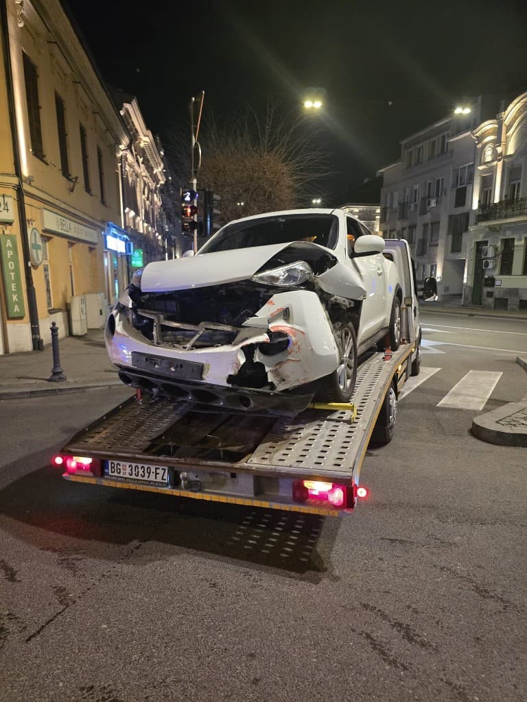 Noćni prevoz oštećenog belog SUV-a u centru Beograda