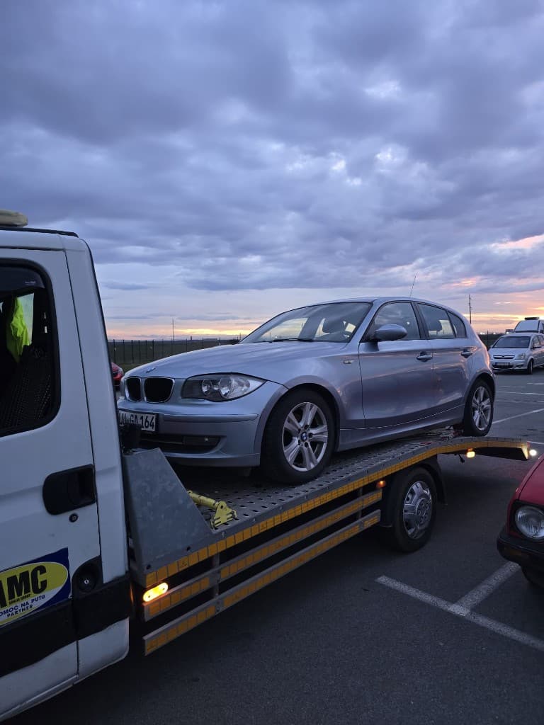 Šlepanje BMW serije 1 na platformi — pomoć na putu